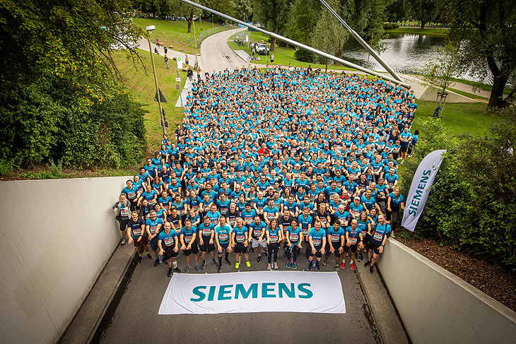 Riesiges Team von Siemens beim b2run 2025 - (©Foto: Stephan Schütze für B2RUN) 